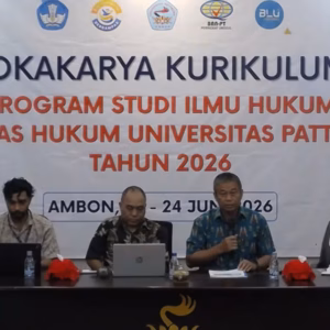Narasumber menyampaikan materi tentang pengembangan kurikulum, penjaminan mutu, dan transformasi pendidikan tinggi pada Lokakarya Kurikulum FH Unpatti 2026.