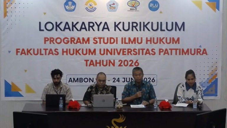 Narasumber menyampaikan materi tentang pengembangan kurikulum, penjaminan mutu, dan transformasi pendidikan tinggi pada Lokakarya Kurikulum FH Unpatti 2026.